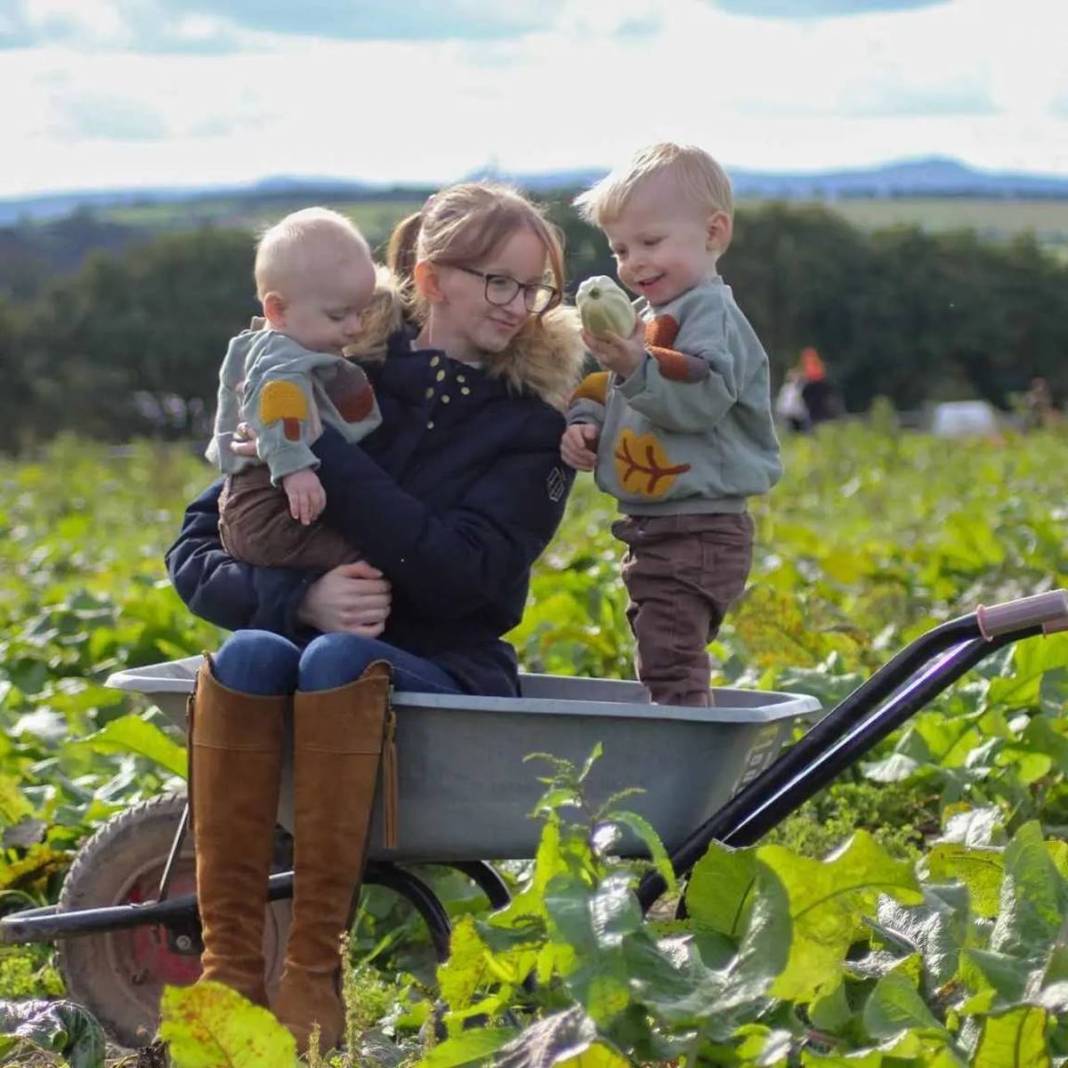 12 yaşında gibi ama 2 çocuk annesi! Yaşını duyanlar inanmakta güçlük çekiyor 8